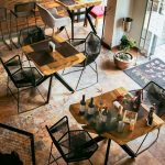 Pourquoi passer par un grossiste de chaises pour optimiser l’aménagement de votre restaurant