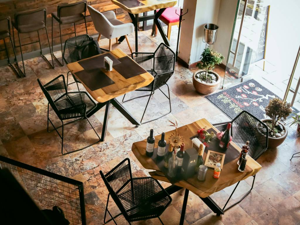 Pourquoi passer par un grossiste de chaises pour optimiser l’aménagement de votre restaurant